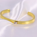 Bracelete Achatado com Pedra Quadrada Centralizada