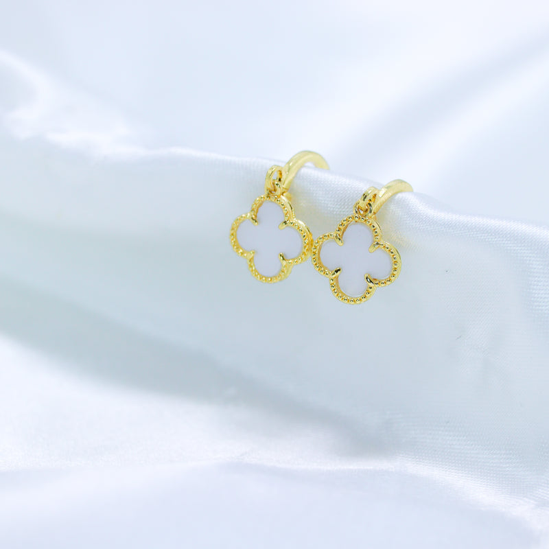 Kit Colar + Brinco Trevo Branco Argolinha