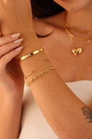 Bracelete Achatado com Pedra Quadrada Centralizada