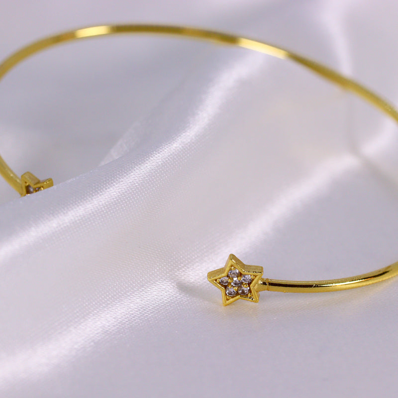 Bracelete Minimalista com Ponta em Estrela Cravejada